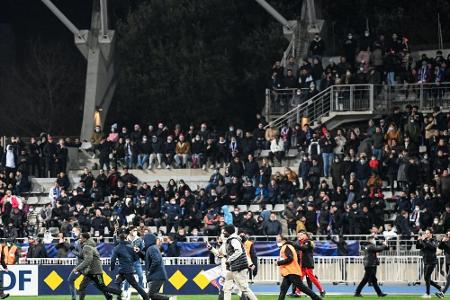 Nach Krawallen und Spielabbruch: Drei Pariser Fans festgenommen