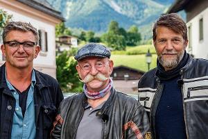 Horst Lichter (M.) reist mit Kai Wiesinger (r.) zu Hans Sigl.