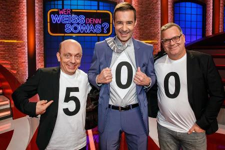 Moderator Kai Pflaume (Mitte) stellt Bernhard Hoëcker (l.) und Elton knifflige Fragen.