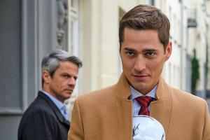 "Unter uns": Benedikt (l.) ahnt nicht, dass er seine vermeintliche Halluzination Ringo zu verdanken hat.