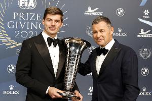 Formel-1-Weltmeister 2021 Max Verstappen nach der Pokalübergabe