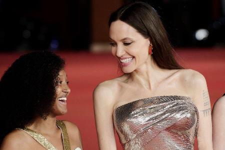 Angelina Jolie (r.) und Tochter Zahara bei der Premiere des Films 