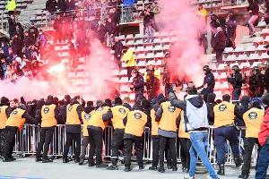 Pokalspiel in Paris nach Ausschreitungen abgebrochen
