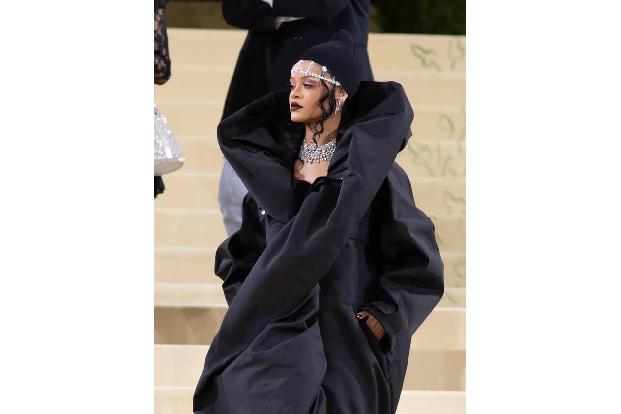 Doch werfen wir einen Blick auf weitere Stars, die auf Straßenschildern verewigt wurden. Da ist zum Beispiel Rihanna, die in...