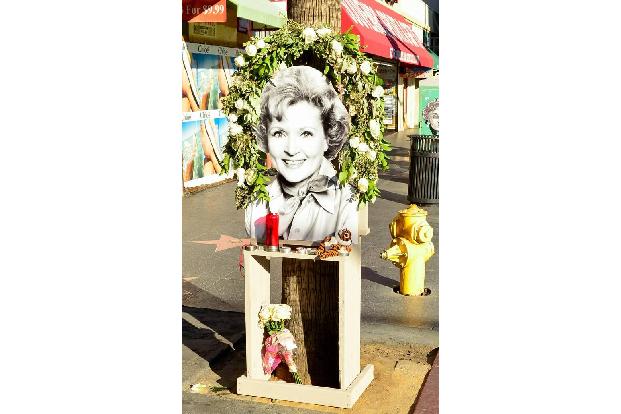 Die erst vor wenigen Tagen verstorbene Betty White wurde ebenfalls bereits zu Lebzeiten auf einem Straßenschild verewigt: In...