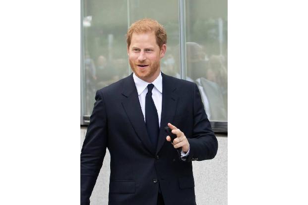 …nämlich um niemand geringeren als Prinz Harry. 