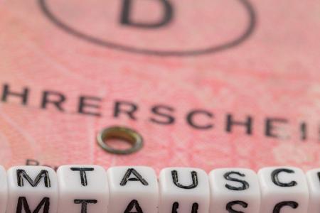Der Gesetzgeber hat zwar wegen der Corona-Pandemie die Frist verlängert, aber: Bis 19. Juli 2022 müssen alte Führerschein-Do...
