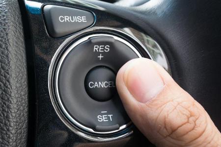 Neufahrzeuge müssen ab 2022 verpflichtend über einen intelligenten Geschwindigkeitsassistenten verfügen. Dieser überwacht da...