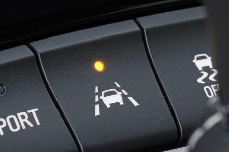 Weitere Fahr- und Sicherheitsassistenten sind für Neuwagen ab 2022 Pflicht: Der Rückfahrassistent erkennt Hindernisse hinter...