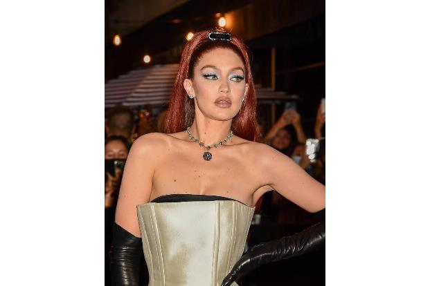 …Gigi Hadid musste sich rechtfertigen, nachdem Bilder aufgetaucht waren, auf denen das Model am Rande der Mailänder Modewoch...