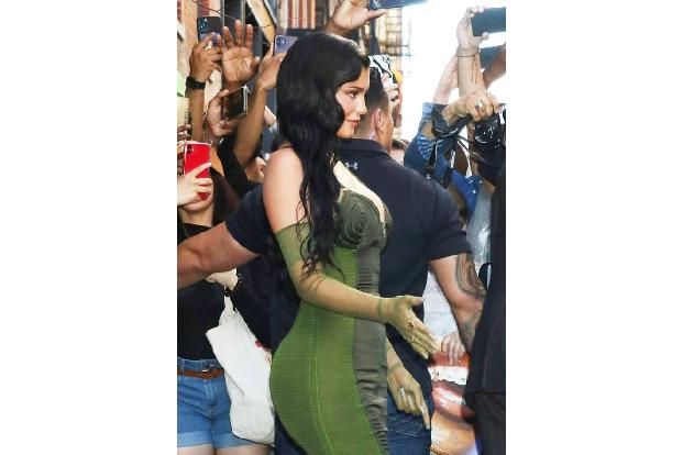 Kylie Jenner ging ebenfalls unbeabsichtigt auf Tuchfühlung mit einem Fan. Als die Unternehmerin in einem Restaurant in Holly...