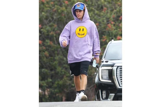 Justin Bieber brauchte ebenfalls die Hilfe seiner Bodyguards, als ein Fan in Rio de Janeiro die Bühne stürmte und ihn zu Bod...