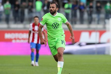 Der Schweizer war mal ein richtig wichtiger Spieler in Wolfsburg. Mark van Bommel aber hat sich dazu entschieden, ihm eine a...