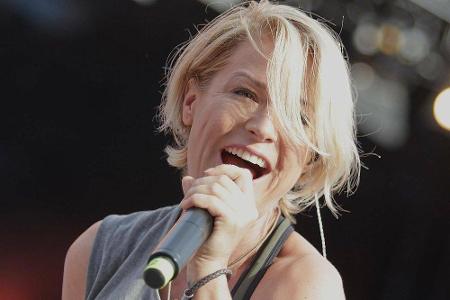 Die damals 31-jährige Sängerin Michelle erlitt 2003 kurz vor einem Konzertauftritt einen leichten Schlaganfall und wurde ins...