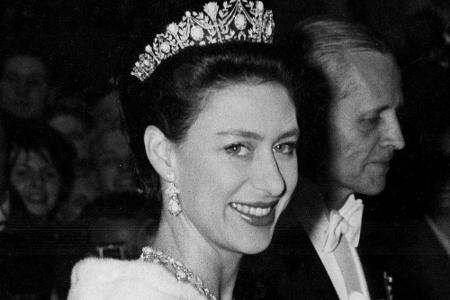 Prinzessin Margaret, die Schwester von Queen Elizabeth II., lebte ein für royale Verhältnisse exzessives Leben. 1998 erlitt ...