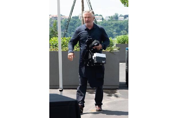 Er feuerte am Donnerstag (21. Oktober) die tödlichen Schüsse ab: Alec Baldwin betätigte den Abzug einer Requisiten-Pistole o...