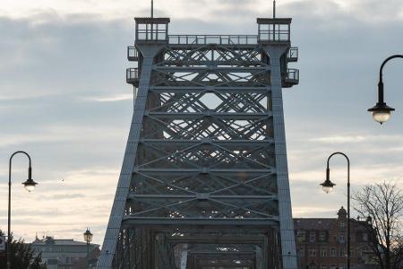 Sachsen: 1,691 Euro kostet der Liter E10 im Sachsen-Schnitt. Beim Diesel liegt der Freistaat gleichauf mit Thüringen: 1,573 ...