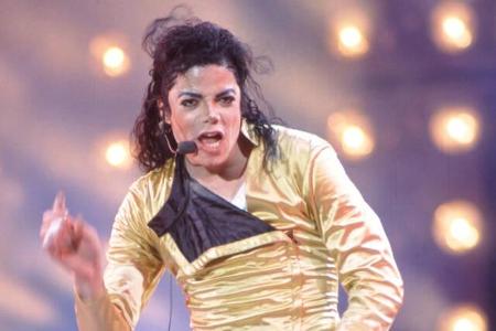 ...der verstorbenen Pop-Legende Michael Jackson Tribut zollen. Aaron und Michael sollen befreundet gewesen sein, und Jackson...