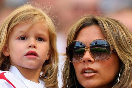 Am 1. September 2002 kam der zweite Sohn der Beckhams, Romeo, zur Welt. Auch er stand seit seiner Geburt im Rampenlicht und ...