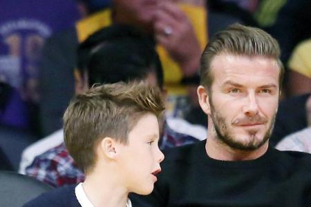 Zwar will er kein professioneller Fußballer werden, Sportfan ist er aber bereits seit seiner Kindheit allemal. So wird er of...