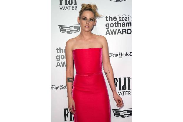 ...Kristen Stewart, die sich für ein eng anliegendes Kleid aus pinkfarbenem Samt entschieden hatte.