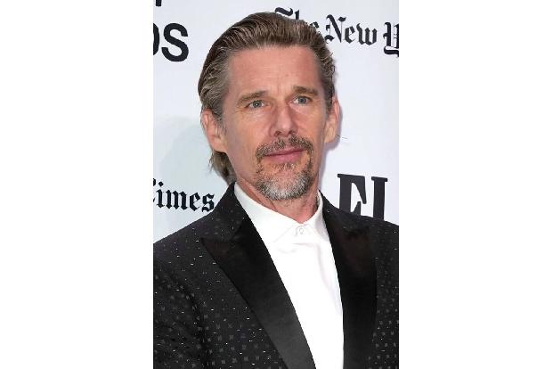 Schauspieler Ethan Hawke hatte sich indes eher konservativ gekleidet, durfte sich aber über einen Preis als bester Hauptdars...