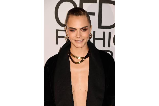Ihre Auszeichnung bekam Anya von Model und Schauspielerin Cara Delevingne überreicht.