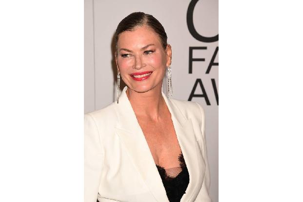 ...Model Carré Otis sich für ein etwas strengeres Business-Outfit entschied und so Glanz versprühte.