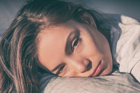 Um gut schlafen zu können, hilft es zunächst einmal, seinen Schlaf zu analysieren. Dazu gibt es mittlerweile diverse Sleep-T...