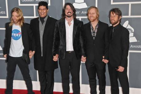 ...von Dave Grohl, Nate Mendel, Pat Smear, Taylor Hawkins, Chris Shiflett und Rami Jaffee gegründet, nachdem sich die Kultba...