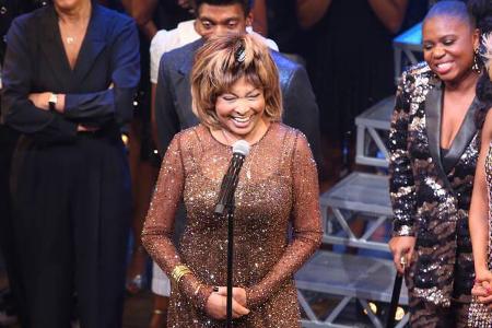 ...Tina Turner, die ihren hochverdienten Platz in der Hall of Fame einnehmen durfte. Weitere Geehrte sind die Go-Go’s und To...