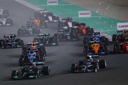 Neue Strecke, altbekannte Dominanz: Beim Formel-1-Debüt in Katar heißt der Sieger Lewis Hamilton. Der Mercedes-Pilot siegt s...
