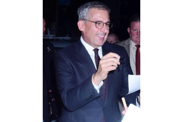 Manch einer muss sich noch in relativ jungen Jahren einer Prozedur unterziehen. Komiker und Schauspieler Steve Carell litt j...