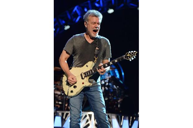 …der 2020 verstorbene Eddie Van Halen sogar erst 44 war, als er unters Messer kam. Anschließend konnte er 'Jump' wieder voll...