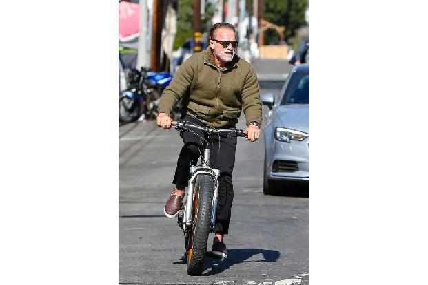 Ob er sich wohl ein paar Extras hat einbauen lassen? Arnold Schwarzenegger war 55, als er sich eine künstliche Hüfte einsetz...