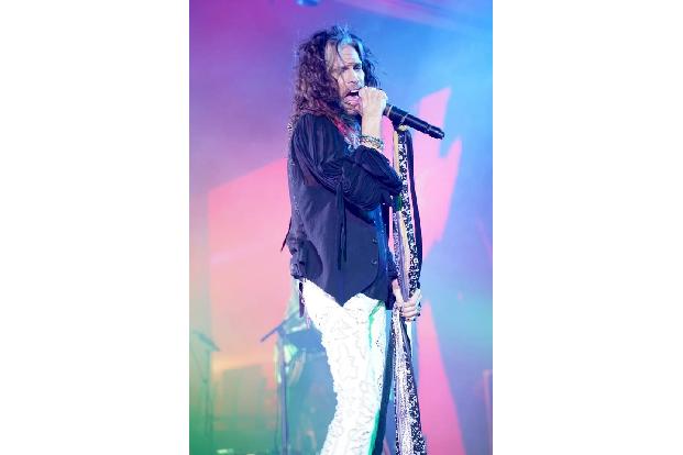 …wie bei Aerosmith-Sänger Steven Tyler. Der ließ sich im Alter von 65 beide Knie erneuern und tobte schon wenig später wiede...