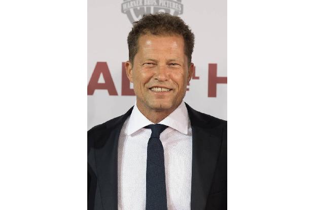 Til Schweiger hingegen war relativ jung, als er sich der OP unterziehen musste: Mit 54 gab es 2018 ein neues Hüftgelenk. Sei...