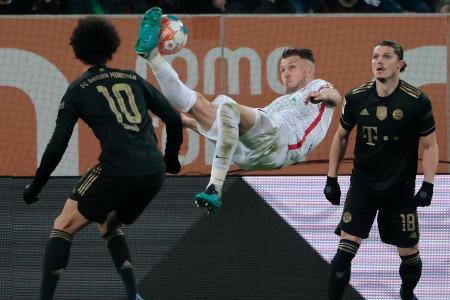 Zum Auftakt des 12. Spieltags in der Fußball-Bundesliga patzte der FC Bayern überraschend mit 1:2 beim FC Augsburg. Die Fugg...