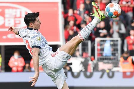 Lange Zeit war nichts zu sehen vom Polen. Seine technisch starke Direktabnahme zum 2:1 (38.) brachte die Bayern dann zurück ...