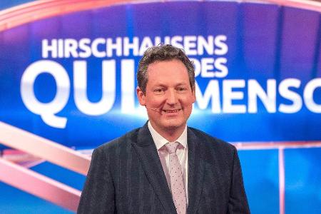 Ja, es gibt auch andere Quizmaster als Pilawa und Jauch. Seit 2010 präsentiert der Onkel Doktor der Nation, Eckart von Hirsc...