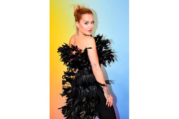 Während Rita Ora in diesem Jahr nicht ausgezeichnet wurde, ließ sich die Sängerin doch gern für das Rahmenprogramm einspanne...