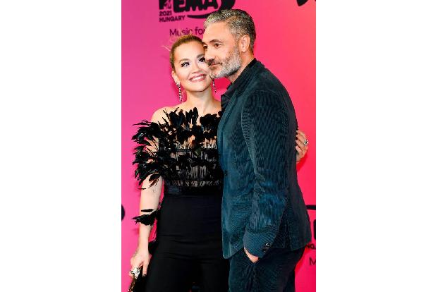 ...ihren Freund, den Regisseur Taika Waititi mitgebracht. Der kümmerte sich natürlich um die Instagram-gerechte Aufbereitung...