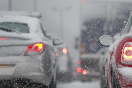 Wenn im Winter alles grau in grau erscheint und es schneit, ist eine gute Sicht essenziell. Neben funktionierenden Scheibenw...