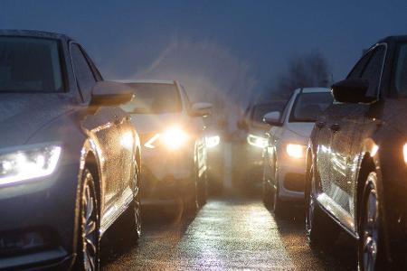 Wer auf der sicheren Seite sein möchte, kann seine Halogenscheinwerfer durch Xenon- oder LED-Lampen ersetzen. Das kann aller...