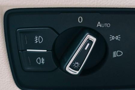 Weil viele Autos eine Scheinwerfer-Automatik besitzen, verlassen sich viele Autofahrer auf die Technik. Im Winter kann das f...