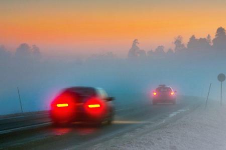 Dagegen sollten Autofahrer auf den Einsatz des Fernlichts verzichten, denn das reflektiert und blendet andere. Auch der Eins...
