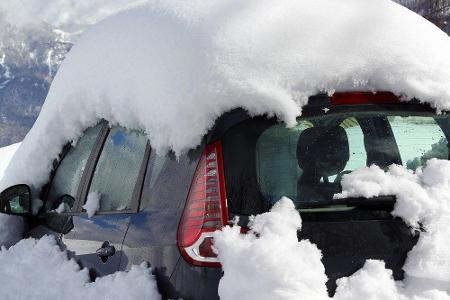 Stand das Auto über längere Zeit draußen und ist unter Schnee begraben, ist es unbedingt ganz freizumachen - vor allem das D...