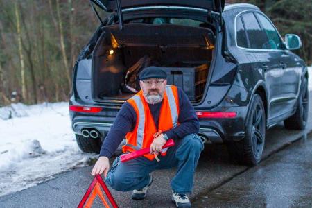 Wer bei schlechten Sichtverhältnissen mit seinem Fahrzeug liegen bleibt, sollte sicherstellen, dass er oder sie auch gesehen...
