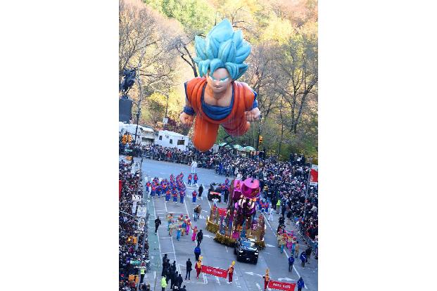 Besondere Highlights sind die riesigen Ballons, vielen davon Film- oder Videospielfiguren nachempfunden — zum Beispiel Goku ...