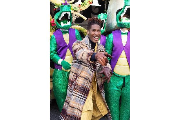 Der Musiker Jon Batiste ist gerade für insgesamt 11 Grammys nominiert worden und mischte sich an Thanksgiving unters Volk.
